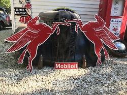 Antique Vintage Old Style Mobil Pegasus Left And Right Sign