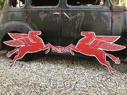 Antique Vintage Old Style Mobil Pegasus Left And Right Sign