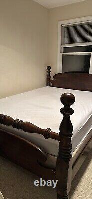 Vintage Ethan Allen Old tavern Antique Pine Queen sized Cannonball Bedframe For