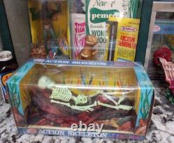 Vintage Old Antique Aquarium Fishbowl Penn Plax Brand Skeleton Action Ornament