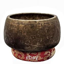 Ancien bol chantant tibétain fait main vintage antique pour la guérison sonore avec un maillet.