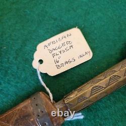 Ancien poignard africain vintage antique Flyssa du 16e siècle avec incrustations en laiton et poignée figurative