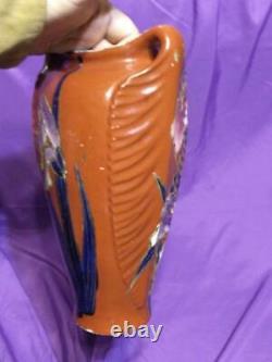 Ancien vase urne en poterie d'art antique asiatique à iris chinois ou japonais