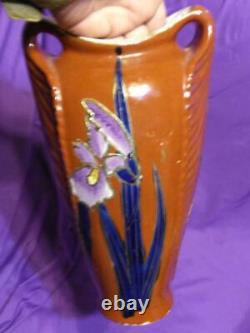 Ancien vase urne en poterie d'art antique asiatique à iris chinois ou japonais