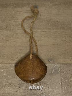 Ancienne cloche d'animal en bois sculpté à la main, datant des années 1900