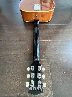 Ancienne guitare Vox Vintage de 1964, boîte de résonance endommagée, sonorité originale à 6 cordes.