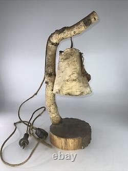 Ancienne lampe de table en bois faite à la main d'art populaire ancien et vintage.