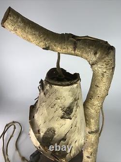 Ancienne lampe de table en bois faite à la main d'art populaire ancien et vintage.
