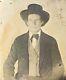 Ancienne Photo D'ambrotype D'un Homme Avec Un Chapeau De Cow-boy Occidental Et Un Gilet à Carreaux