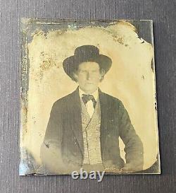 Ancienne photo d'ambrotype d'un homme avec un chapeau de cow-boy occidental et un gilet à carreaux
