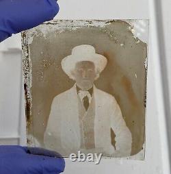 Ancienne photo d'ambrotype d'un homme avec un chapeau de cow-boy occidental et un gilet à carreaux