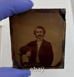 Ancienne photo d'ambrotype d'un jeune homme élégant avec un fond en verre rouge rubis