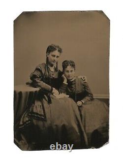 Ancienne photo de Tintype d'époque avec de jolies et magnifiques jeunes dames victoriennes