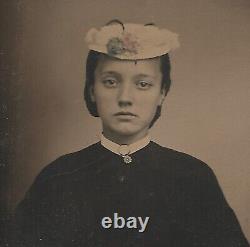 Ancienne photo de Tintype d'une belle jeune dame adolescente vintage antique