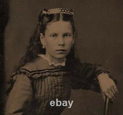 Ancienne photo de type Tintype d'une belle et jolie jeune fille adolescente avec un bandeau dans les cheveux