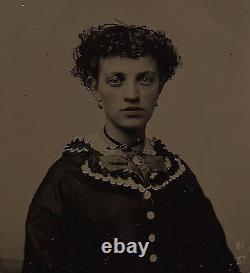 Ancienne photo de type Tintype d'une jolie jeune femme à Nahant, Massachusetts