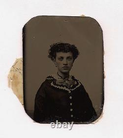 Ancienne photo de type Tintype d'une jolie jeune femme à Nahant, Massachusetts