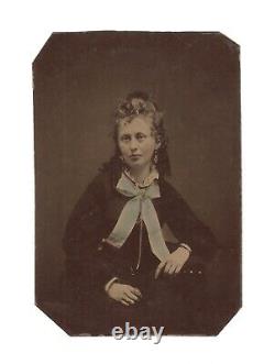 Ancienne photo de type Tintype d'une ravissante jeune dame victorienne avec un foulard turquoise.