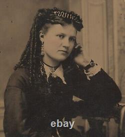 Ancienne photo en teinture d'une jolie et belle jeune dame adolescente aux boucles
