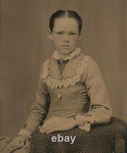 Ancienne photo teintée vintage antique d'une belle jeune dame adolescente avec des bijoux en or