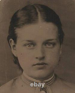 Ancienne photo vintage en ferrotype d'une belle jeune demoiselle adolescente avec une broche camée
