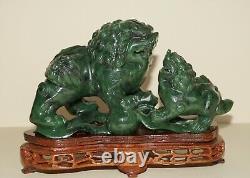 Anciens articles de haute qualité en jade de lions Fu avec support superbe