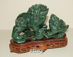 Anciens articles de haute qualité en jade de lions Fu avec support superbe
