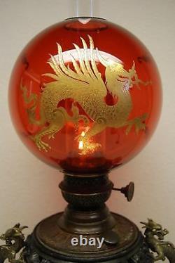 Antique Gilt Dragon Huile De Kérosène Lampe Chinoise Japonaise Cranberry Glass Shade Vieux