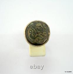 Bague en argent ancienne tribale vintage avec une pièce de monnaie en cuivre de l'Empire moghol