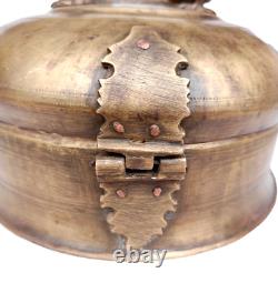 Boîte à chapati rare en laiton antique finement sculpté des années 1850