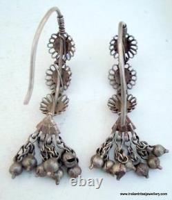 Boucles d'oreilles en argent ancien tribal vintage du Rajasthan