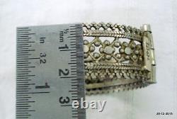 Bracelet en argent ancien rare de style tribal vintage fait main avec des bijoux anciens