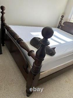 Cadre de lit de taille queen en pin antique de la vieille taverne Vintage Ethan Allen Cannonball.