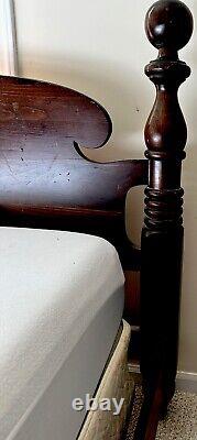 Cadre de lit de taille queen en pin antique de la vieille taverne Vintage Ethan Allen Cannonball.