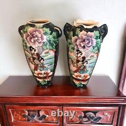 DEUX Vases d'urne à double poignée japonais anciens, de l'époque vintage et antique, en Satsuma, fabriqués au Japon.