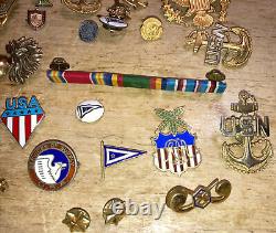 Lot De Domaine Mixte Vieux Vintage & Antique Militaire Pins Et Badges 35 Pièces Comme Est