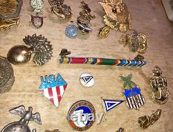 Lot De Domaine Mixte Vieux Vintage & Antique Militaire Pins Et Badges 35 Pièces Comme Est