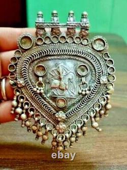 Pendentif en métal argenté ancien vintage antique fait à la main représentant le dieu tribal hindou Ramdev