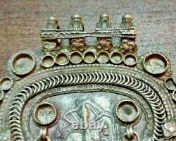 Pendentif en métal argenté ancien vintage antique fait à la main représentant le dieu tribal hindou Ramdev