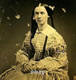 Photo Ambrotype d'une jeune dame vêtue à l'ancienne dans un style vestimentaire de l'Ouest ancien.