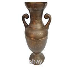 Pot de fleurs en laiton gravé à la main de forme unique et antique des années 1900.