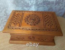RARE Vintage antique old wooden carving Ukraine Hutsul Hand made BOX  
<br/>			<br/>	Traduction en français: RARE Boîte sculptée en bois ancien vintage ukrainien Hutsul fait main