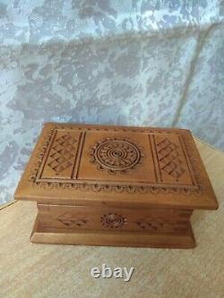 RARE Vintage antique old wooden carving Ukraine Hutsul Hand made BOX<br/><br/>Traduction en français: RARE Boîte sculptée en bois ancien vintage ukrainien Hutsul fait main