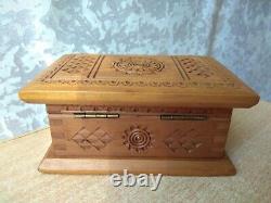 RARE Vintage antique old wooden carving Ukraine Hutsul Hand made BOX<br/><br/>Traduction en français: RARE Boîte sculptée en bois ancien vintage ukrainien Hutsul fait main