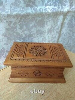 RARE Vintage antique old wooden carving Ukraine Hutsul Hand made BOX
 	<br/>   <br/>Traduction en français: RARE Boîte sculptée en bois ancien vintage ukrainien Hutsul fait main