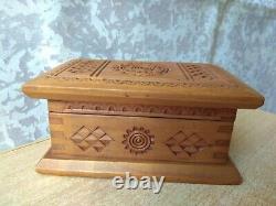 RARE Vintage antique old wooden carving Ukraine Hutsul Hand made BOX<br/> 	 

<br/> Traduction en français: RARE Boîte sculptée en bois ancien vintage ukrainien Hutsul fait main
