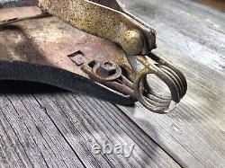 Siège de vélo vintage antique avec ressorts, en cuir usé.