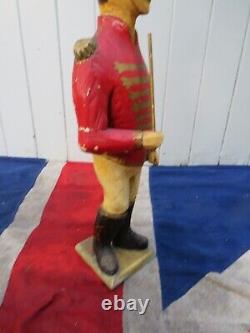 Soldat en bois sculpté d'art populaire européen primitif ancien vintage antique décoratif