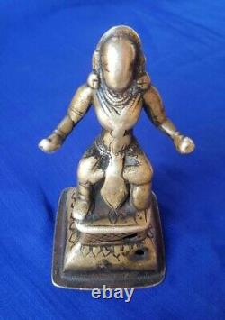 Statue / Figure de Bhairava, dieu hindou, sculptée à la main en laiton antique vintage des années 1850.