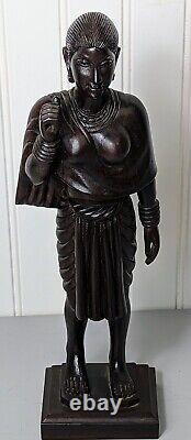 Statue ancienne en bois de palissandre finement sculptée à la main représentant une femme tribale.